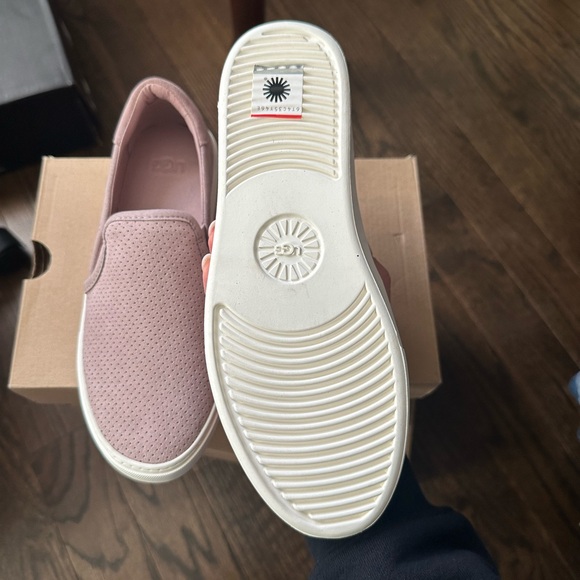 NWT - UGG slip on shoes size 6.5 - Picture 3 of 3